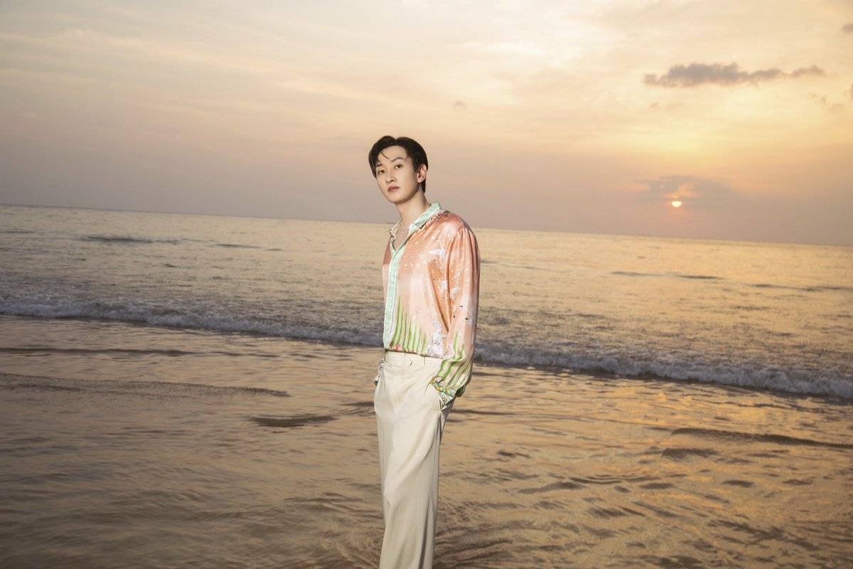 withfansyizhiyu's tweet photo. 【#一直娱 独家合作】#SUPERJUNIOR #Eunhyuk #李赫宰 
《EunHyuk’s Moments》最新画报图公开，又梦回普吉岛18点钟的落日余晖，银赫全新个人写真集已在一直娱准时上线，更多预售福利活动也请大家多多期待吧！ https://t.co/6akS1M3wsw