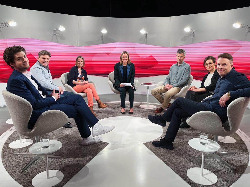 .#SRFClub zu KI. Danke meinen Gästen! Tanja Käser, Prof. Informatik <a href="/EPFL/">EPFL</a>; <a href="/PascalKaufmann/">Pascal Kaufmann</a>, KI-Unternehmer; <a href="/karpi/">Karpi</a>, Satiriker; angela__mueller, <a href="/AlgorithmWat_CH/">AlgorithmWatch CH</a>; Stephan Sigrist, Thinkthank WIRE; ⁦<a href="/marcelsalathe_f/">Marcel Salathé</a>⁩ , Prof. digitale Epidemiologie 👇
srf.ch/play/tv/sendun…