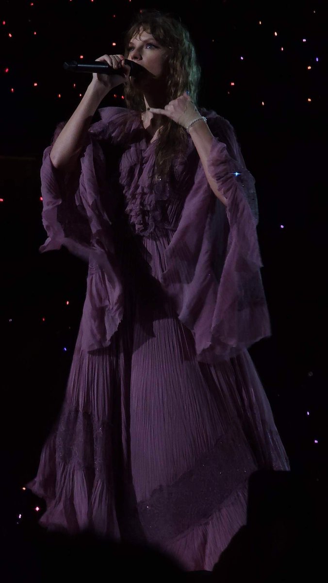 Bluee_Jeans16's tweet photo. the purple dress still has me in a choke hold 💜 
nashville night 3 
#ErasTourNashville https://t.co/4U4DtWzHoE