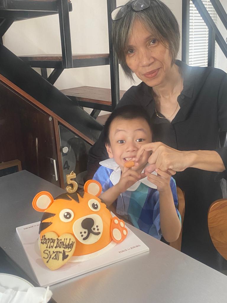 pnutbuttrpanini's tweet photo. The way he hold his grandma’s hand to make heart shape 😭♥️♥️♥️ https://t.co/iAnrLEKR9A