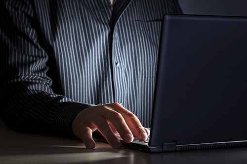 FBILittleRock's tweet photo. Back to your computer screen. What should you do if a suspicious message appears? #FBILR suggests the following actions:
1. Disconnect from that network immediately
2. Call our office at 501-221-9100 & file a #ransomware report at https://t.co/3iALuTNdTh
3. Do not pay the ransom https://t.co/gf1W11gXoo