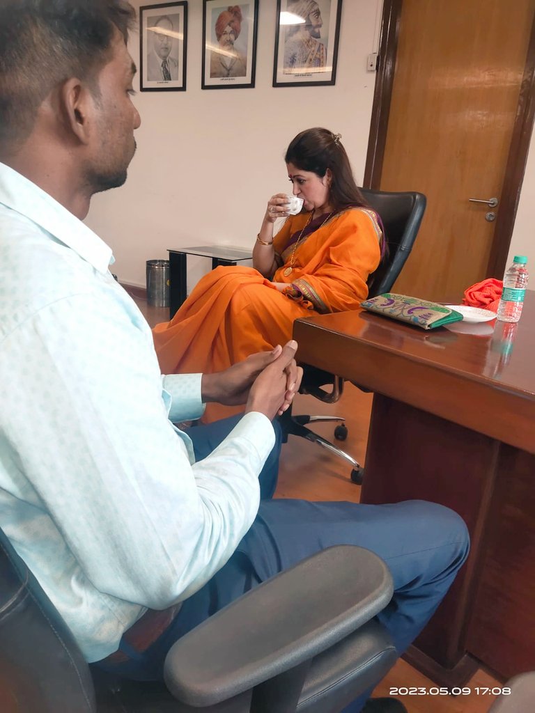 मराठी चित्रपटातील अभिनेत्री व सामाजिक कार्यकर्त्या दीपालीताई सय्यद यांची भेट सामाजिक माध्यम व त्यातला मोबदला,रिल्स, ब्लॉग ,यूट्यूब, ट्विटर त्यातून निर्माण होणारे उदयोन्मुख कलाकार अश्या अनेक विषयांवर चर्चा झाली व मिळून काम करू शब्द...!
<a href="/dvkesarkar/">Deepak Kesarkar</a>  <a href="/AbhiPawarBJP/">Abhimanyu Pawar</a> 
<a href="/mieknathshinde/">Eknath Shinde - एकनाथ शिंदे</a>