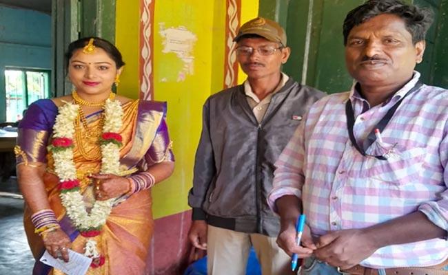 360Media7's tweet photo. కర్ణాటక అసెంబ్లీ పోలింగ్‌లో భాగంగా చిక్కమగళూరు జిల్లాలో అరుదైన దృశ్యం చోటుచేసుకుంది. తన పెళ్లి రోజు ఓ వధువు ఓటేసేందుకు పోలింగ్‌ బూత్‌కు వచ్చింది. మకొనహలి గ్రామానికి చెందిన ఓ యువతి పెళ్లి దస్తుల్లో ముస్తాబై ముదిగేరే అసెంబ్లీ నియోజకవర్గంలో ఓటేసింది. 
#KarnatakaAssemblyElection2023 https://t.co/iLJGnsiXlj