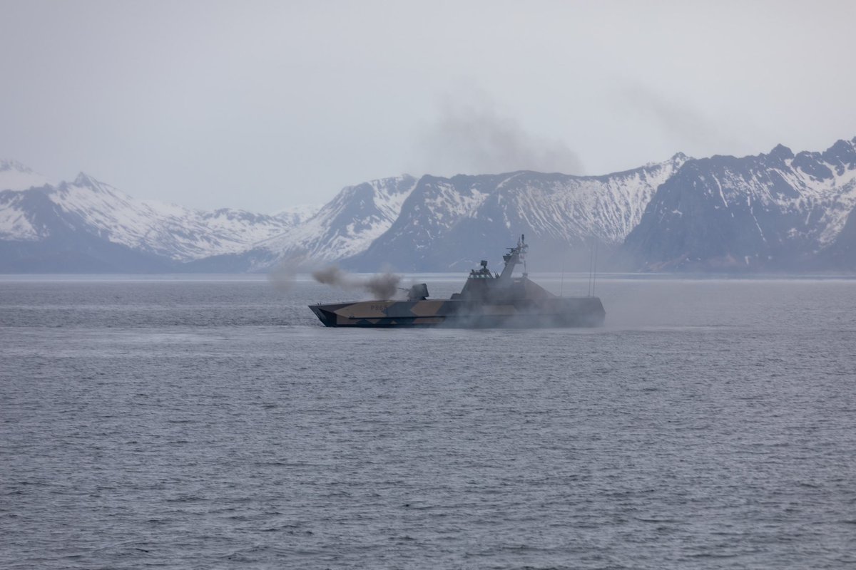 Forsvaret_no's tweet image. As exercise #FormidableShield23 continues, Chief of the Royal Norwegian Navy, Rear Admiral Rune Andersen, have invited allied commanders to Andøya. They have witnessed a live fire event from a Skjold-class corvette and Nansen-class frigate.

#FOSH23 #WeAreNATO #StrongerTogether