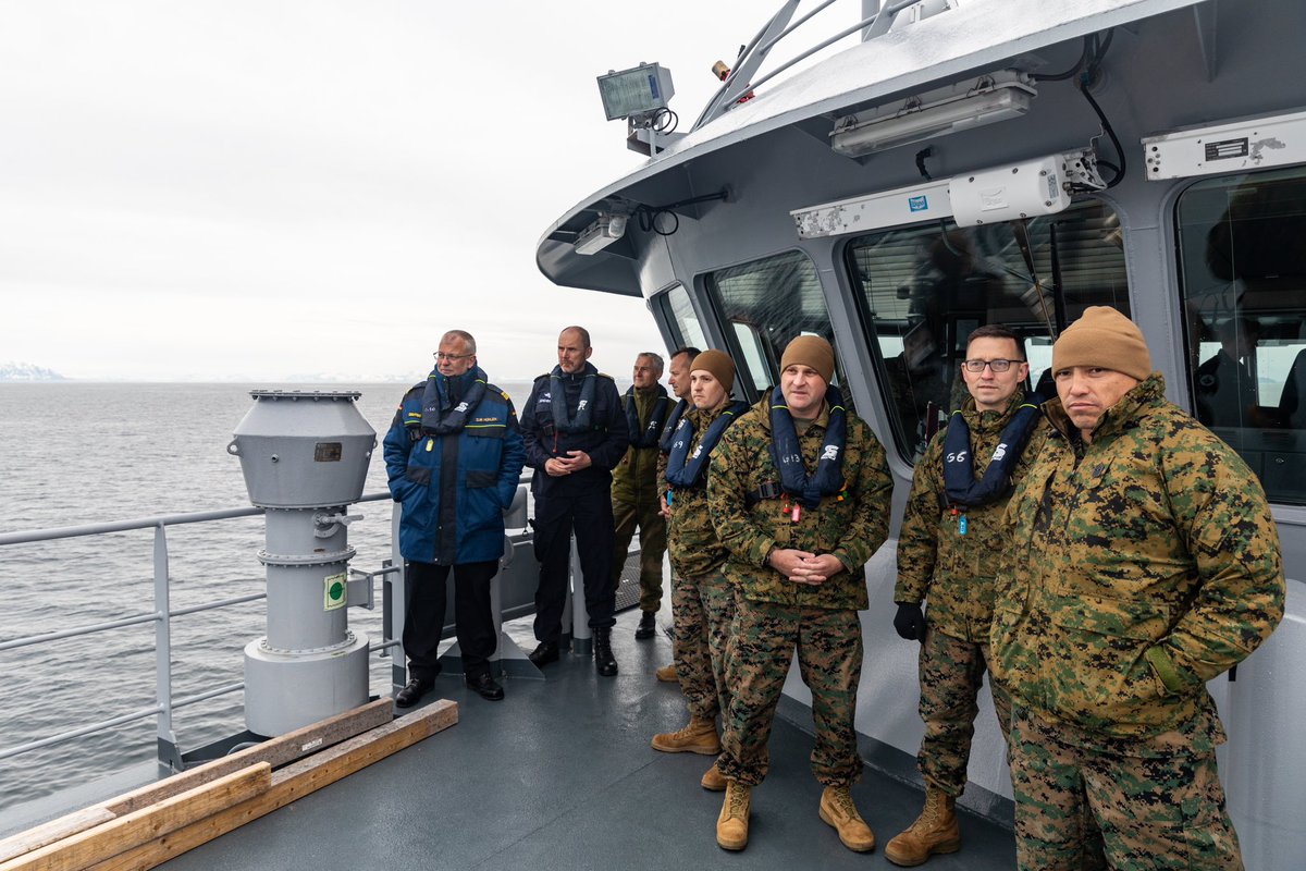 Forsvaret_no's tweet image. As exercise #FormidableShield23 continues, Chief of the Royal Norwegian Navy, Rear Admiral Rune Andersen, have invited allied commanders to Andøya. They have witnessed a live fire event from a Skjold-class corvette and Nansen-class frigate.

#FOSH23 #WeAreNATO #StrongerTogether