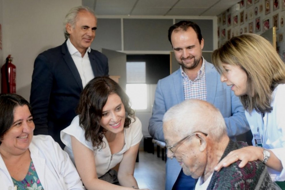 Los 932.000.000€ que perdono en impuestos a las grandes fortunas equivalen a que lo que cuestan anualmente las 52.000 plazas de Residencias de Ancianos de la Comunidad de Madrid.

Pero los ancianos no crean empleo ni emprenden.