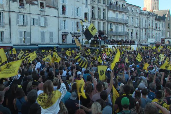 🏉 Pas de fan zone à #larochelle pour voir la finale de <a href="/ChampionsCup_FR/">Investec Champions Cup France</a> entre le <a href="/staderochelais/">Stade Rochelais</a> et le Leinster
VIDEO 👉 france3-regions.francetvinfo.fr/nouvelle-aquit…