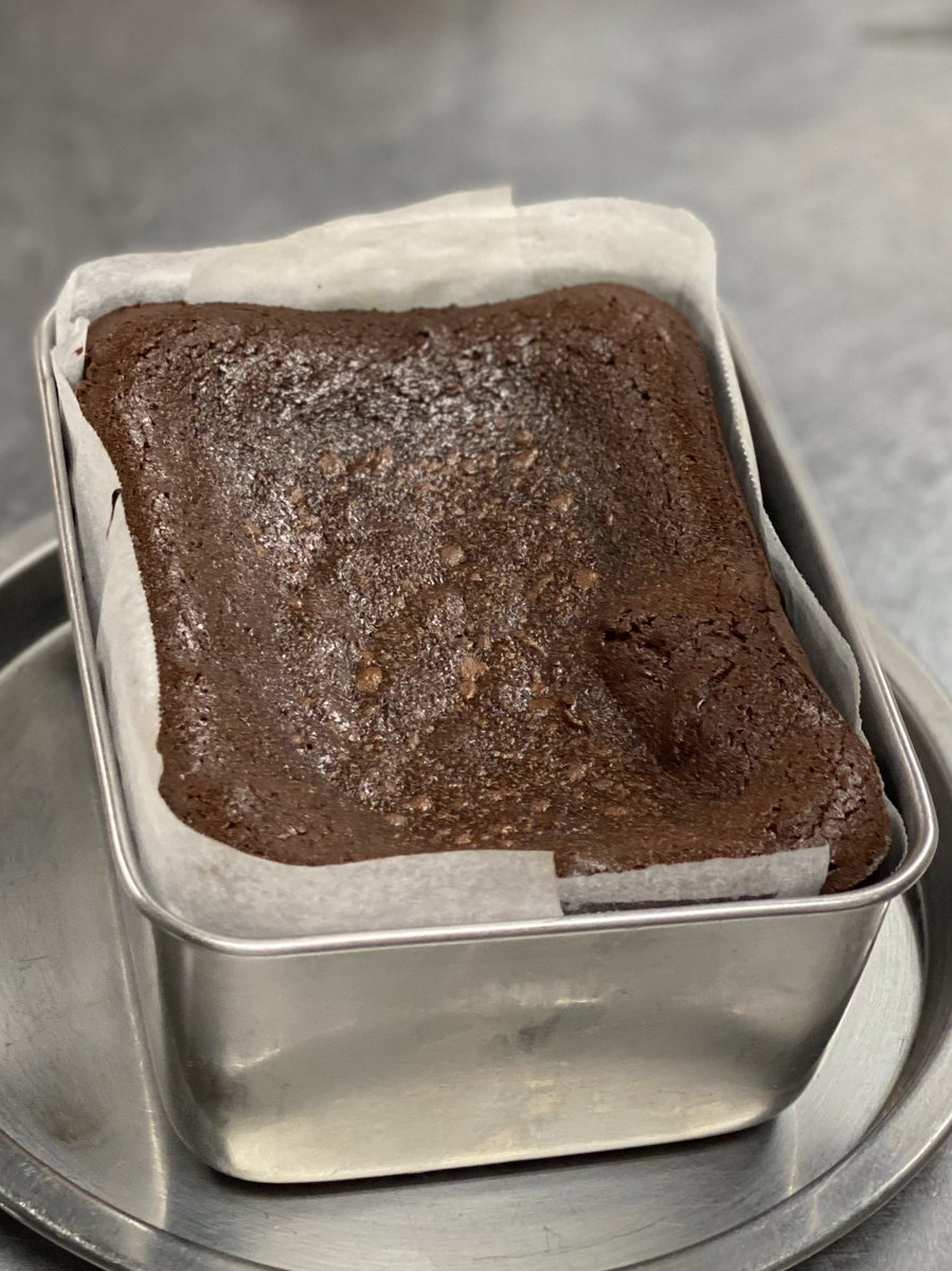 カカオ７２%で作るガトーショコラ
材料はシンプルで
濃厚に仕上げてます
食後のデザートはもちろん
お酒にも合います🍷🥃