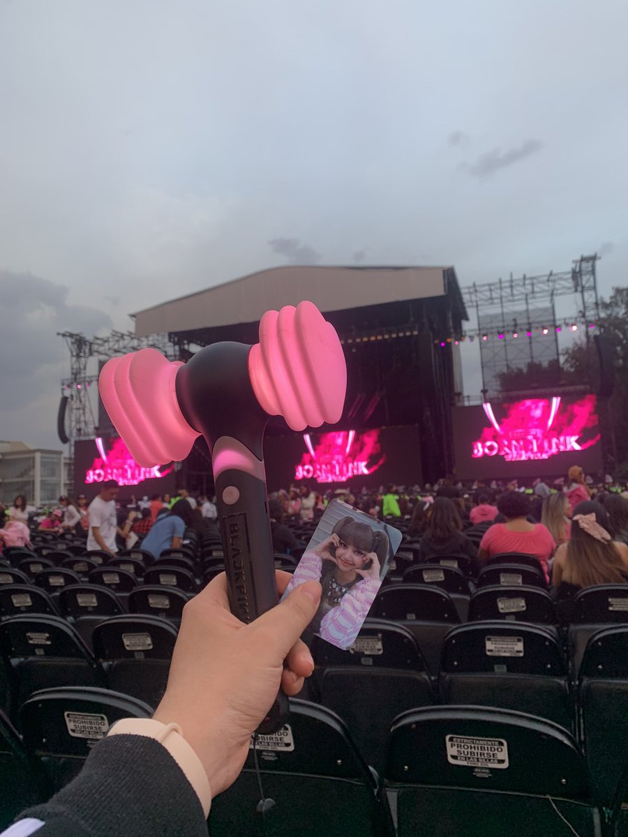 malenyalch's tweet photo. No saben cuánto quería verlas en vivo, fui los dos días de concierto y no me arrepiento de nada, Fue el mejor día de mi vida🥹💖 
#Blackpink #BlackpinkInMexico https://t.co/knjT52cq4D