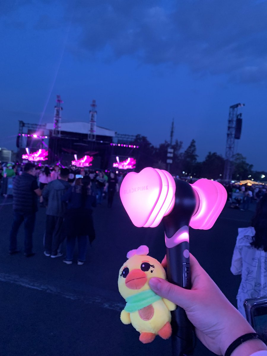 malenyalch's tweet photo. No saben cuánto quería verlas en vivo, fui los dos días de concierto y no me arrepiento de nada, Fue el mejor día de mi vida🥹💖 
#Blackpink #BlackpinkInMexico https://t.co/knjT52cq4D