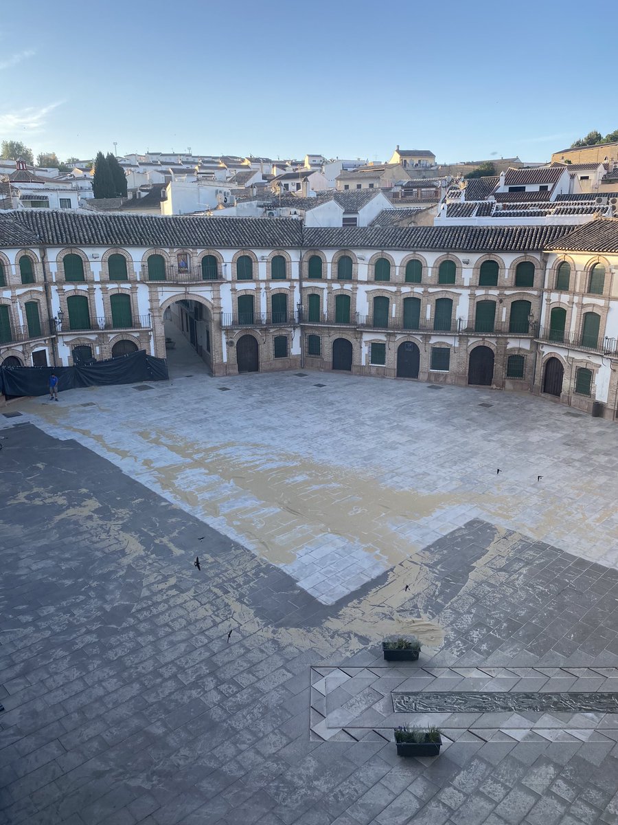 Limpieza de la #PlazaOchavada #Archidona <a href="/AyuntArchidona/">Ayunt Archidona</a>