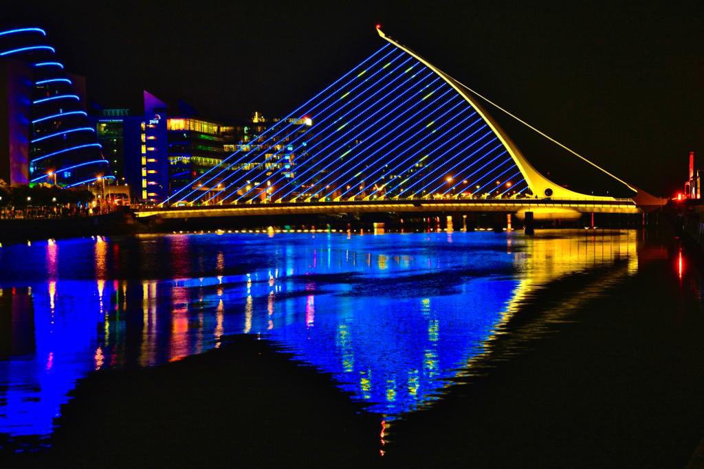Dublin’s Samuel Beckett Bridge lit up last night in the EU and Ukrainian colours for #EuropeDay @eurireland @GelaskoLarysa @dfatirl