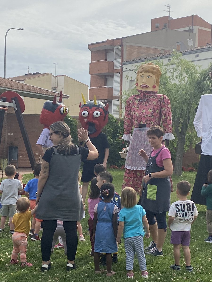 TorreVicens's tweet photo. 👉🏻L'alumnat de 1r de Batxillerat ha participat en una ballada de gegants i caps-grossos a l'Escola Bressol Municipal Secà.

Els petits s'ho han passat d'allò més bé!🤗👏🏻 https://t.co/244pFkRmnd
