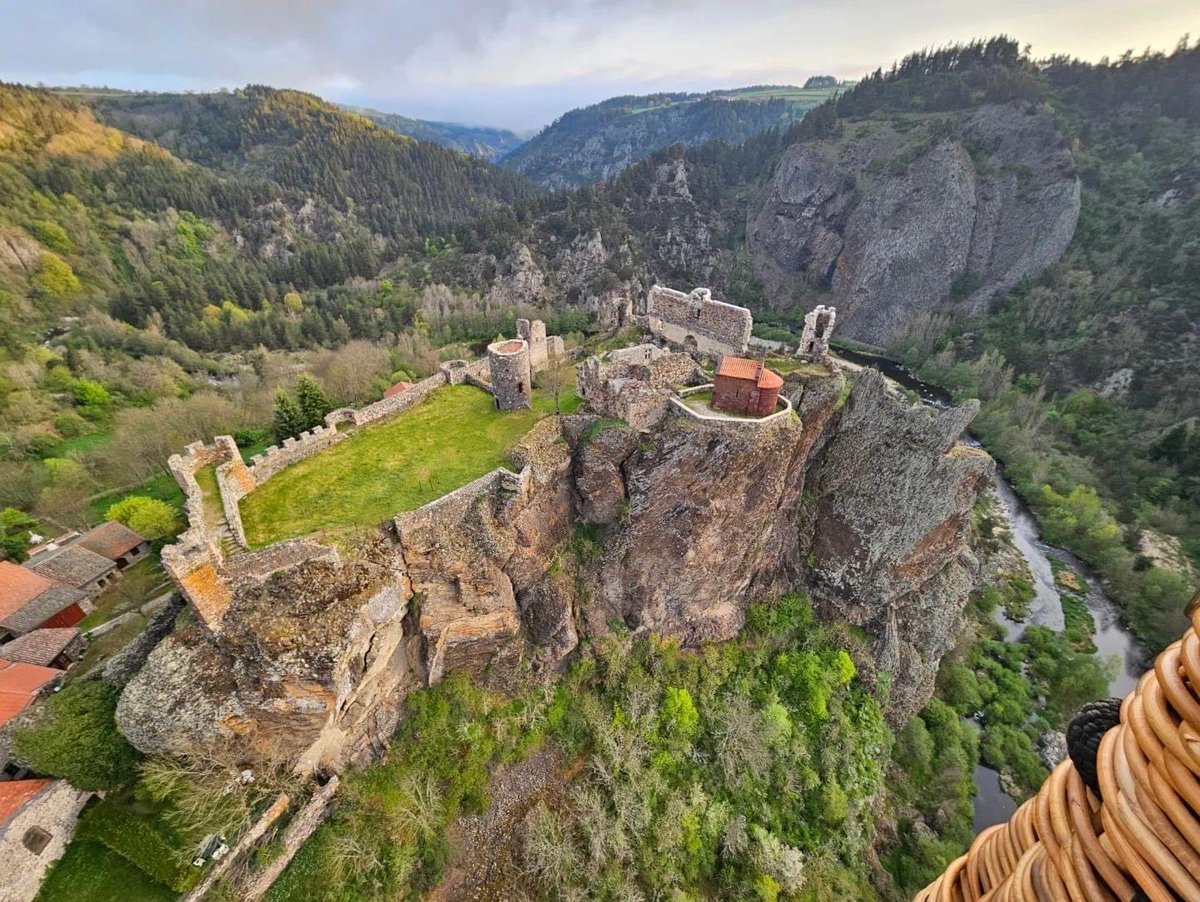 otpuyenvelay's tweet photo. Retour aux sources ! Les premiers châteaux de la Loire sont ici #envelay 📸Montgolfieres en Velay #lepuyenvelay #sejours #chateaux #loire https://t.co/BcT0dXmGil