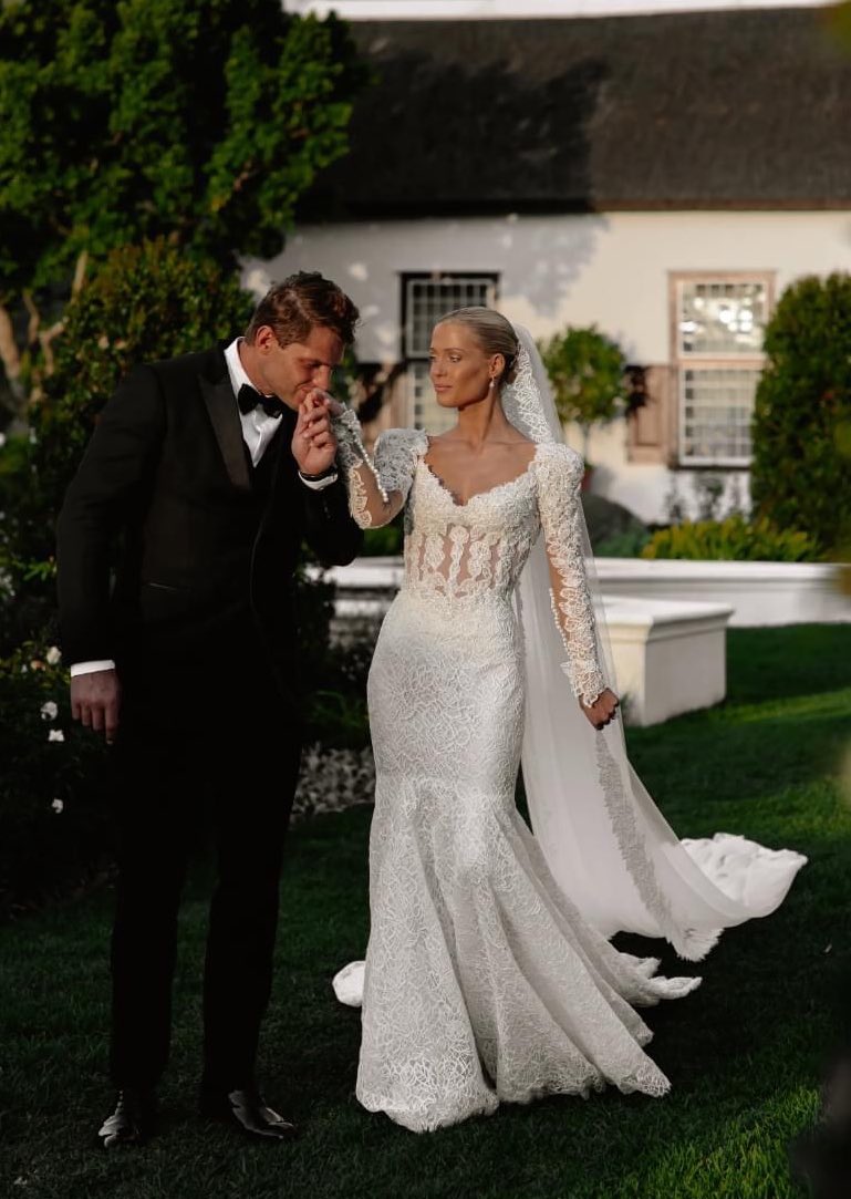 HolyAnaG's tweet photo. No creía que llegara este momento: qué hermosura de vestido de novia. así sí me caso 🤣🤣🤣 https://t.co/x4CaQBp0Uy