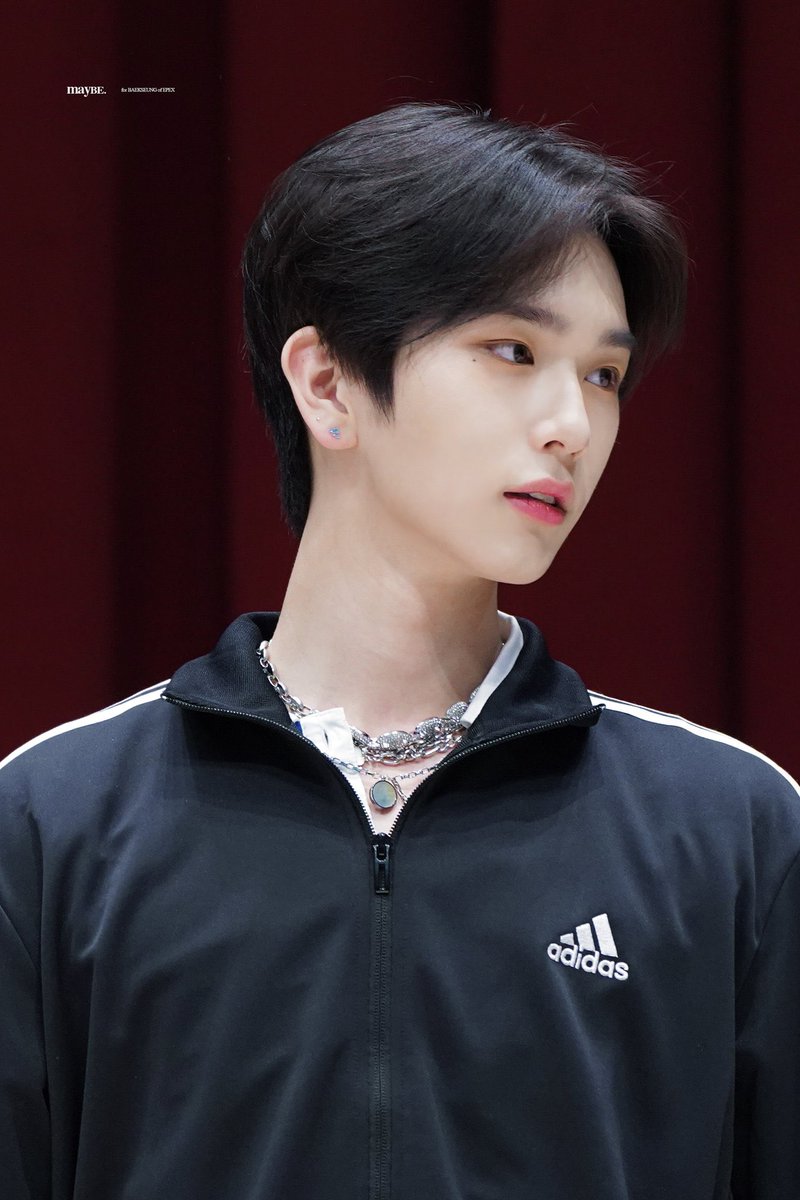 1OO5HW's tweet photo. 아디다스 혀누 너무 좋은데요 🥹 ... https://t.co/ETQayu2fNz