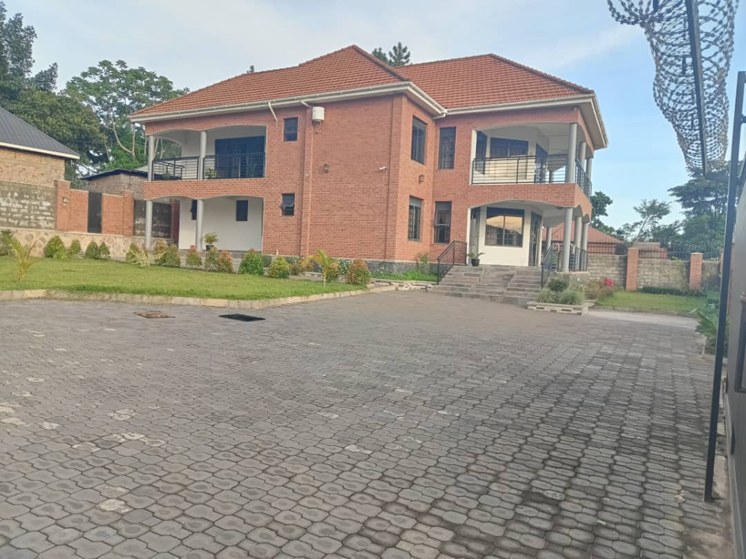 shukranproperty's tweet photo. THIS VERY BEAUTIFUL HOUSE 🏠 IS AVAILABLE FOR SALE:
LOCATED at Garuga road Entebbe. #6bedrooms #6bathrooms, dining room, 2 sitting room kitchen and a boys quarter. Seated on #30decimals private Mailo land title on table asking price #950millions ugx negotiable..Call 0706592177 https://t.co/mefNeJywZl
