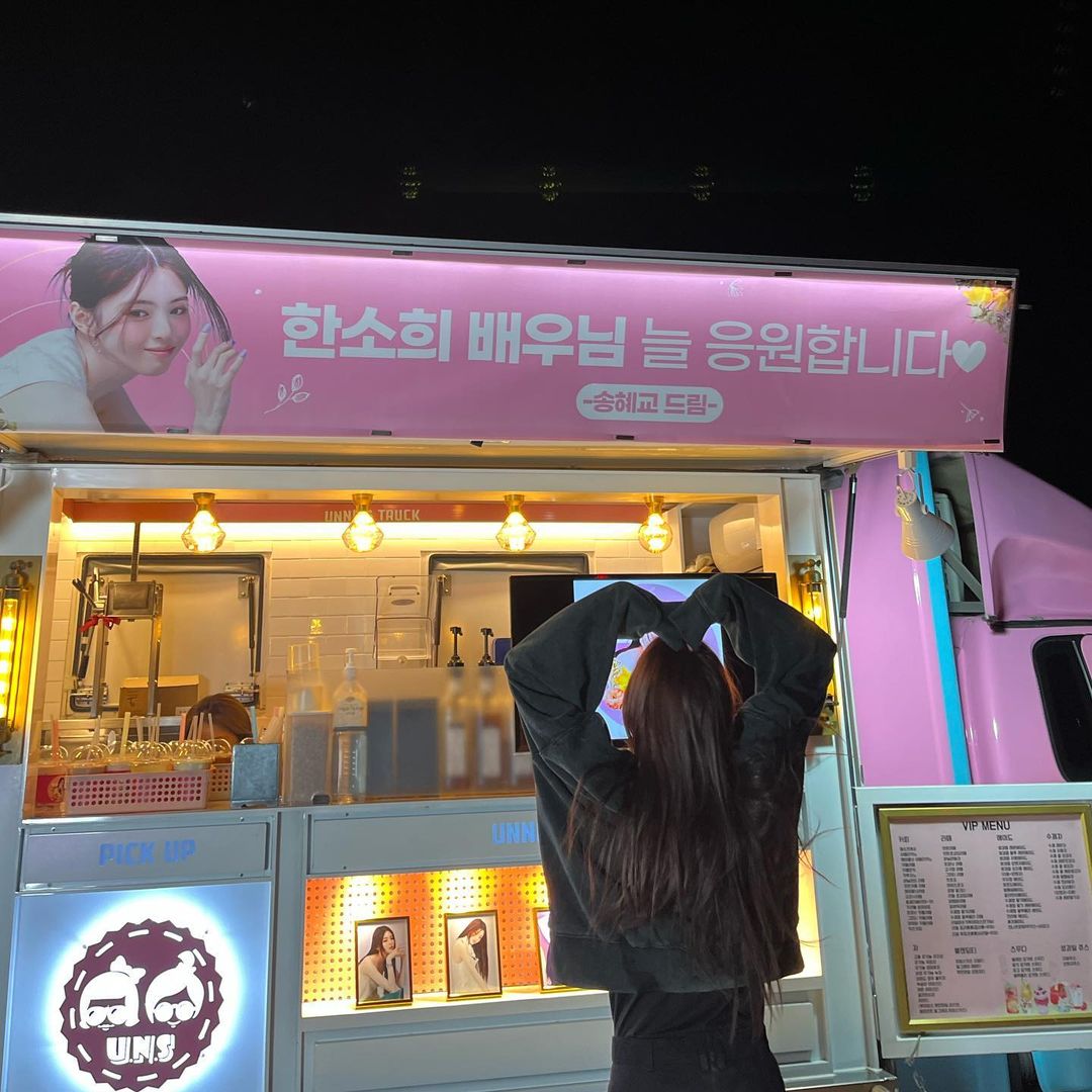 HanSoHeeNation's tweet photo. 100523 Han So Hee Instagram Update
Song Hye Kyo sent Coffee Truck support to Sohee while filming "Gyeongseong Creature"

Banner:
I always support actress Han Sohee

Banner:
Actress Han Sohee 
Gyeongseong Creature actors, staff members, enjoy the food!

#HanSohee #Sohee #한소희 https://t.co/UZbziyDk4a