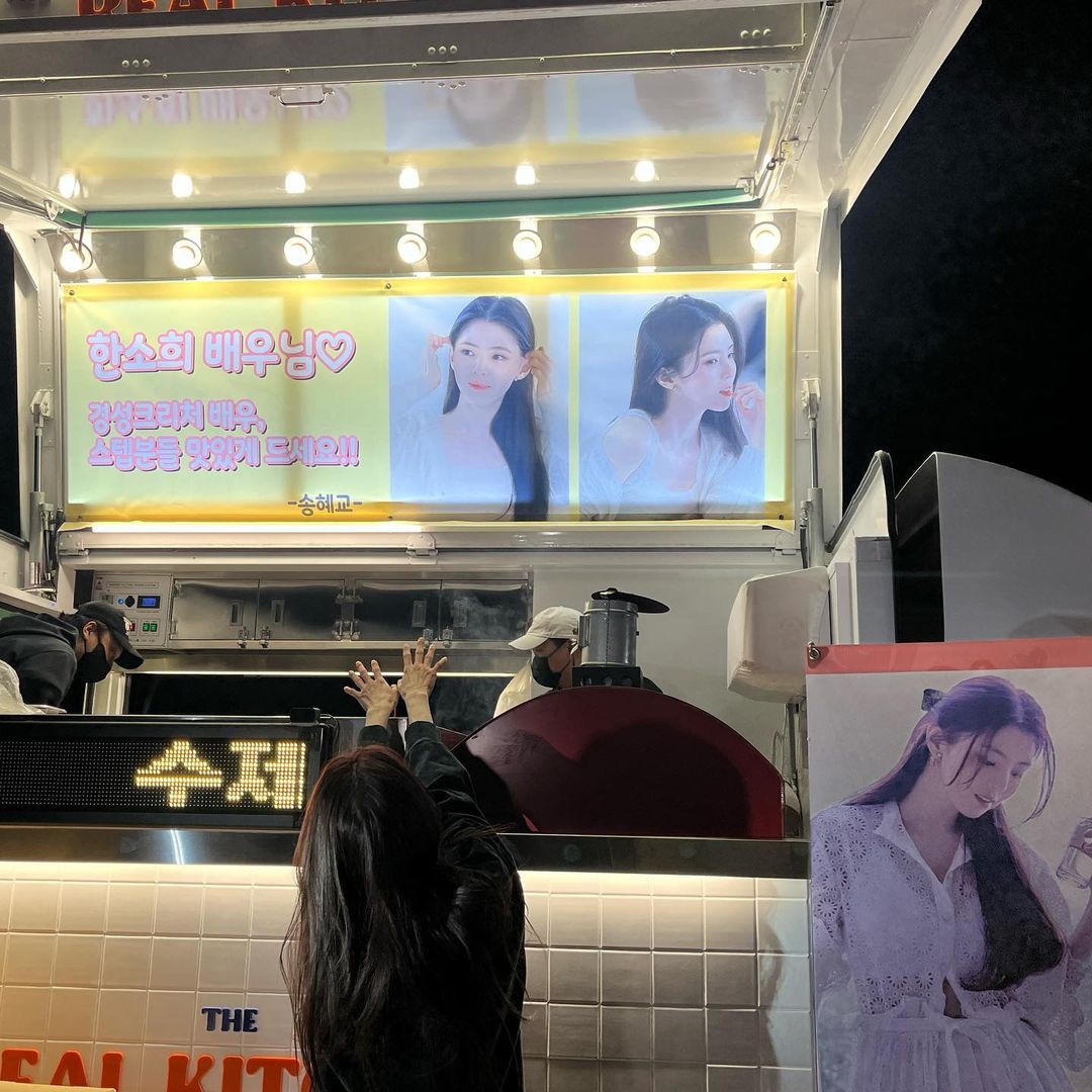 HanSoHeeNation's tweet photo. 100523 Han So Hee Instagram Update
Song Hye Kyo sent Coffee Truck support to Sohee while filming "Gyeongseong Creature"

Banner:
I always support actress Han Sohee

Banner:
Actress Han Sohee 
Gyeongseong Creature actors, staff members, enjoy the food!

#HanSohee #Sohee #한소희 https://t.co/UZbziyDk4a