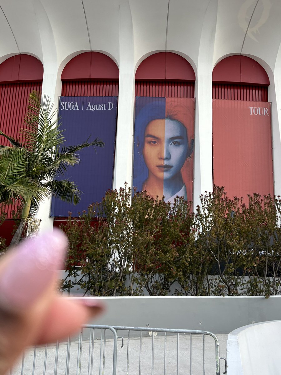cassieakasam's tweet photo. I can’t believe that I am literally in a tent on the streets of LA because I want to have a close of view of a 5’9 Korean man who has no idea that I exist. #ItsHardBeingARMY #ImSoCold https://t.co/babu4t7FJO