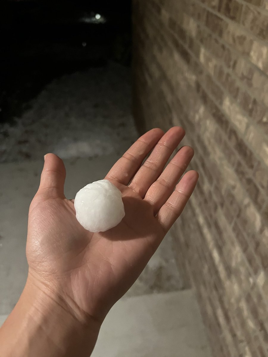BiancaGriffith's tweet photo. @BianchiWeather Hail at my house in Longmont https://t.co/6GRRL3Yj8H