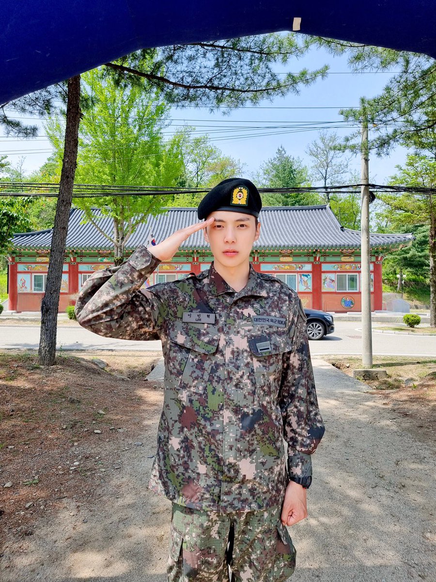 OfficialMONSTAX's tweet image. 📸
230510 #몬스타엑스 #민혁
5사단 열쇠부대 신병교육대대 훈련병 수료식

건강한 모습으로 수료식까지 완료!
몬베베와 다시 만날 날까지
건강하게 잘 지내고 올게요 🙂

#MONSTA_X #MONSTAX
#민혁 #MINHYUK