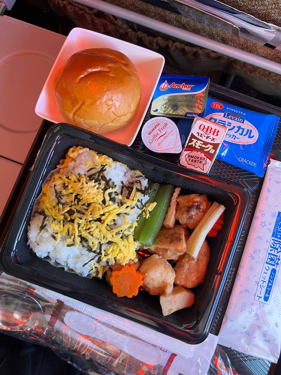 chueonit's tweet photo. HND to SIN inflight meal. In defence of @SingaporeAir, this was actually pretty great although the "value-for-money" aspect has declined with fewer sides and no hot towels. #inflightmeal #airplanefood #singaporeair https://t.co/lGFcTu2PyQ