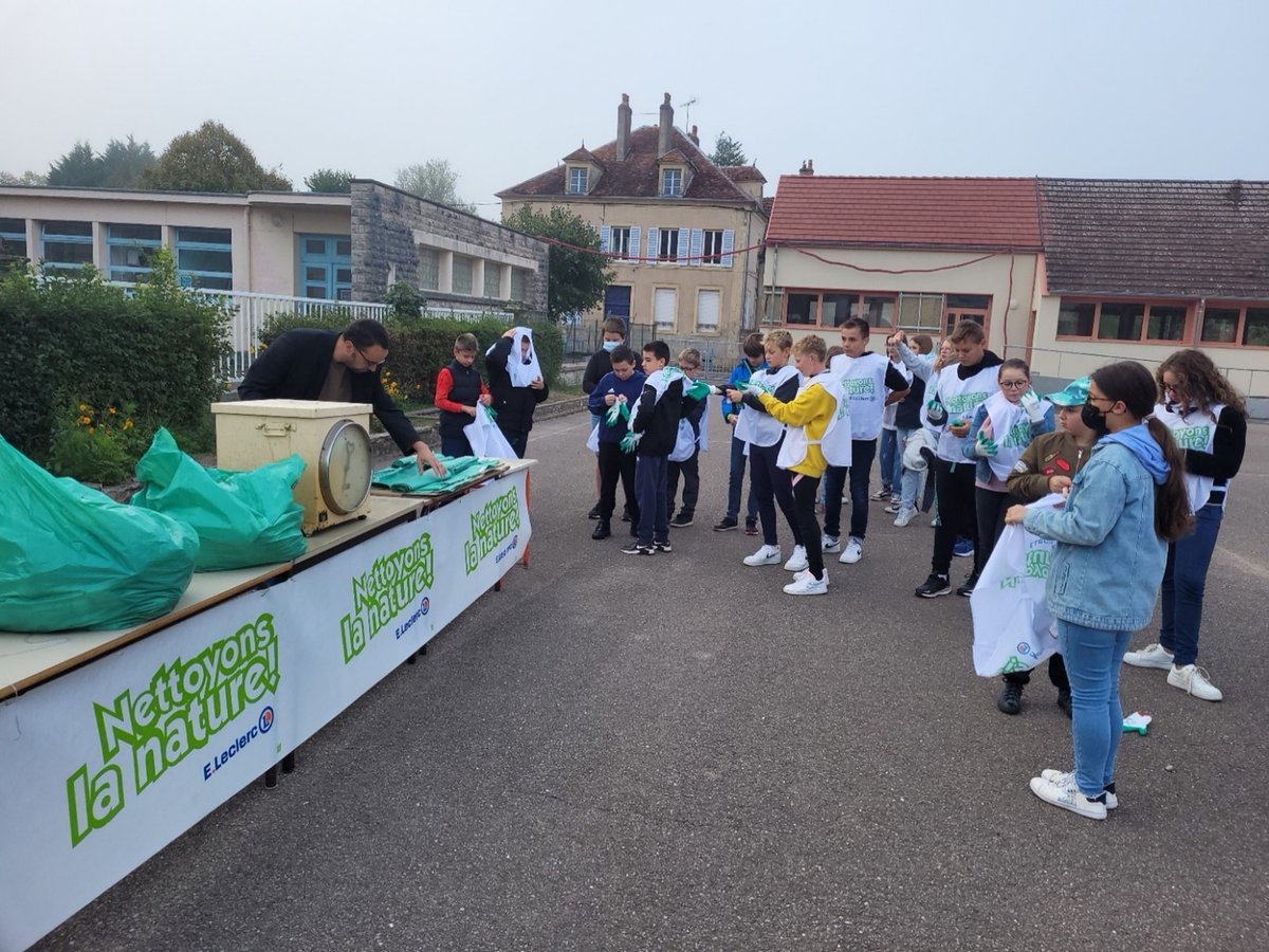 edd_besancon's tweet photo. Comme tous les ans, les élèves de 5ème du Collège Louis Pergaud (Faverney), dans le cadre de l’opération “nettoyons la nature”, ont ramassé les déchets aux alentours de l’abbaye, les bords de la lanterne et ont collecté plusieurs kilos de déchets.
https://t.co/YFT88xzs0y https://t.co/wr2Sqqqtu9