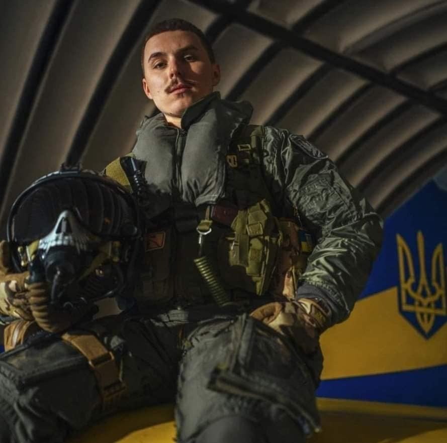 DefenceU's tweet image. Major Vadym "Karaya" Voroshylov known as Ghost of Vinnytsia: «One plane can destroy entire units of the enemy. This is incredible power and strength.»

Ukraine’s ace pilots need F-16s!

📷 Mariana Shafro