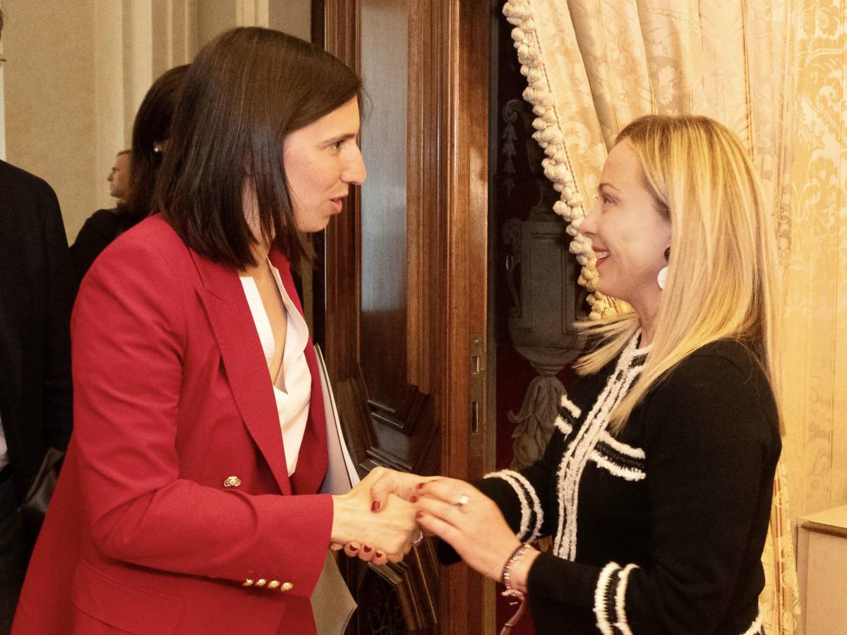 Primo match tra le due leader. Così Giorgia depotenzia Elly: Sfida di tailleur al vertice alla Camera: rosso fuoco la Schlein, nero la premier, che gioca sulla scaletta per fiaccare la rivale ilgiornale.it/news/politica/…