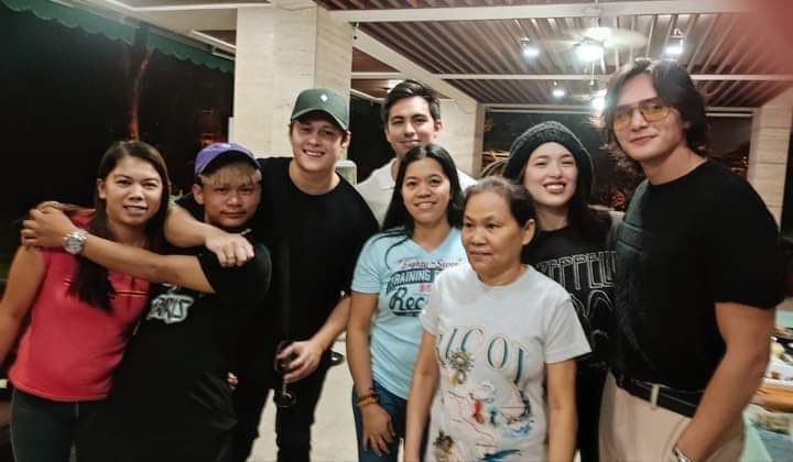 kodupdate's tweet photo. Enrique Gil @itsenriquegil with Kapuso stars Kylie Padilla @kylienicolep, Derrick Monasterio @derrrmonasterio, Buboy Villar @BuboyVillar1, and Ruru Madrid @Rurumadrid8 in one frame. 

A movie project is being developed under GMA Public Affairs. 

Announcement soon! 🫶🏻✨ https://t.co/vPcoFxFZVK