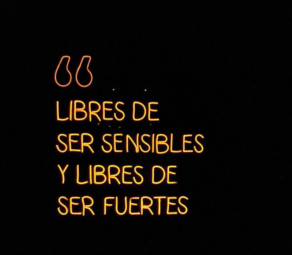 BernardaOM's tweet photo. En #VioletaSummit tachamos frases machistas como "deberías sonreír más".Por las veces q me llamaron "Niña Ministra" y cuestionaron mi capacidad por el color de mis uñas.Incluso me "aconsejaron" maquillarme para no verme demacrada, durante una de las peores crisis de ddhh del país https://t.co/aFzFULMz8P