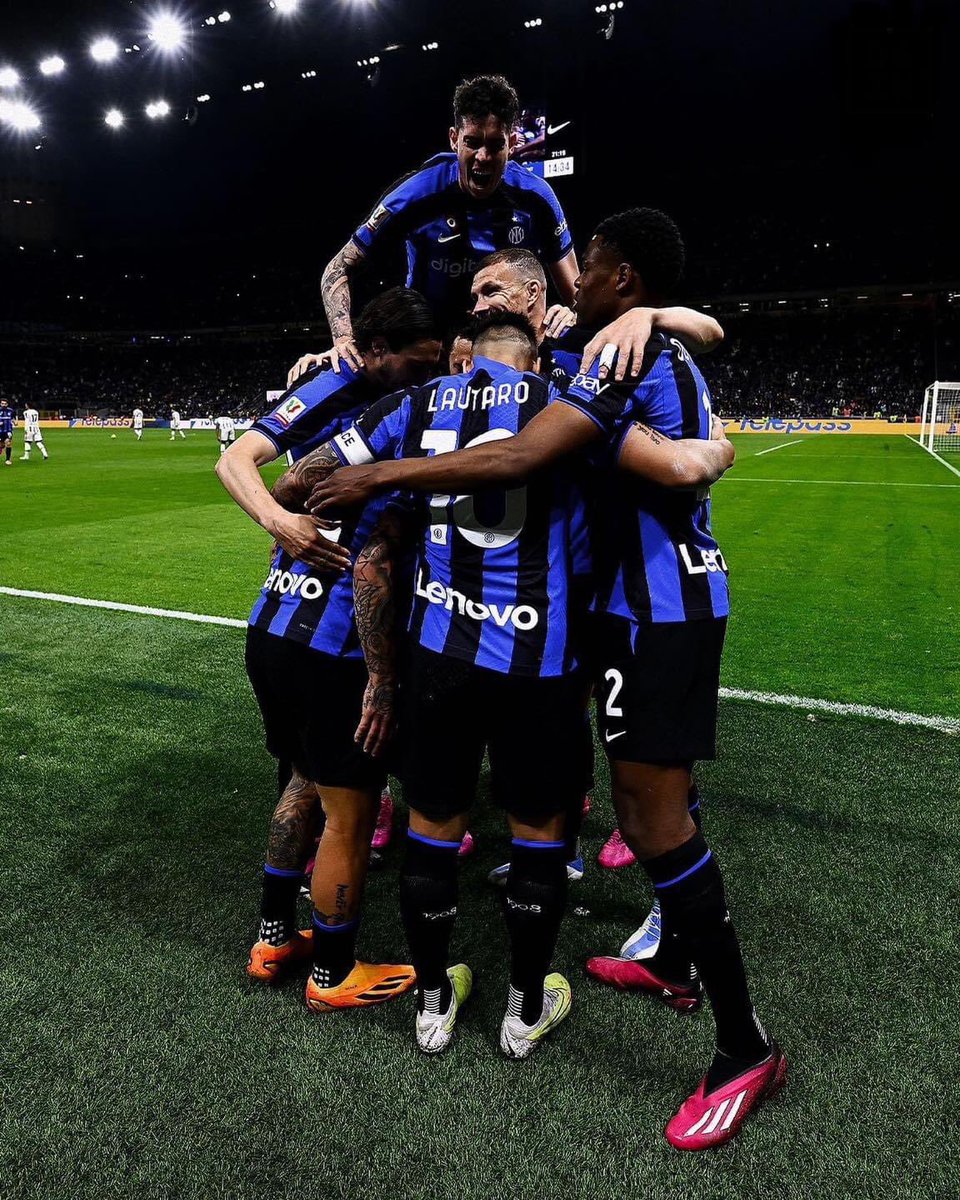 053richard's tweet image. Matchday! Aangekomen op Schiphol. Vanavond naar AC Milan - Inter. ⚫️🔵✈️#spanning #derby