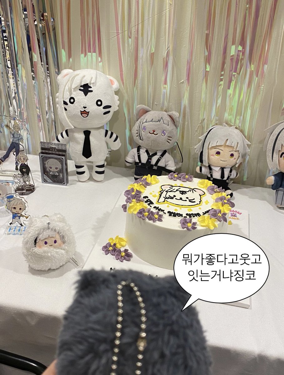 #달빛_아래_열심히_달려온_너에게 
#오늘만큼은_너를_위한_오차즈케_55그릇

빵빵한 특전에 퀴즈 이벤트, 포토존에서 찍어주신 폴라로이드 사진까지 여러모로 정성과 애정이 가득 담긴 공간이었습니다🤍 예쁜 카페 준비해주셔서 감사했습니다 ⸝⸝ʚ̴̶̷̆ ̯ʚ̴̶̷̆⸝⸝ 💛💜