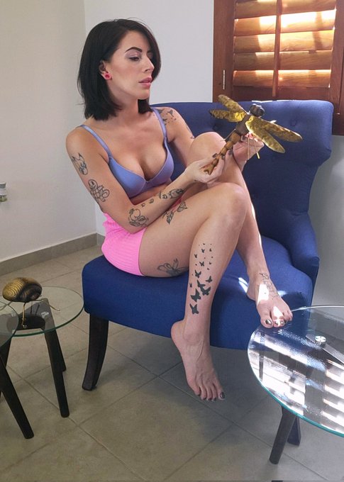 Happy #HumpDay 💋 #Wednesday https://t.co/ESChz8yg66<a href="/tag/humpday"class="tags">#HumpDay</a><a href="/tag/wednesday"class="tags">#Wednesday</a>