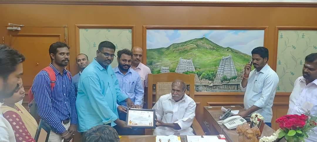 Hon'ble Chief Minister of Puducherry Mr N. Rangasamy presenting certificate of appreciation to CSC VLEs Smt Shakuntala and Mr. Balamurugan for excellent work in PMFBY enrollment in the presence  Minister for Agriculture Thanee.C. Jayakumar and other officials. <a href="/CSCegov_/">CSCeGov</a> <a href="/ceo_csc/">CEO_CSC e-Governance</a>