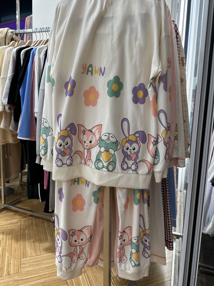 stella_nuuu's tweet photo. 明洞のショッピングストリートに売ってたパジャマ……これは一体……？
ほんでめっちゃくちゃ腹立つ顔してるな………？ https://t.co/FbFAaSkl8T
