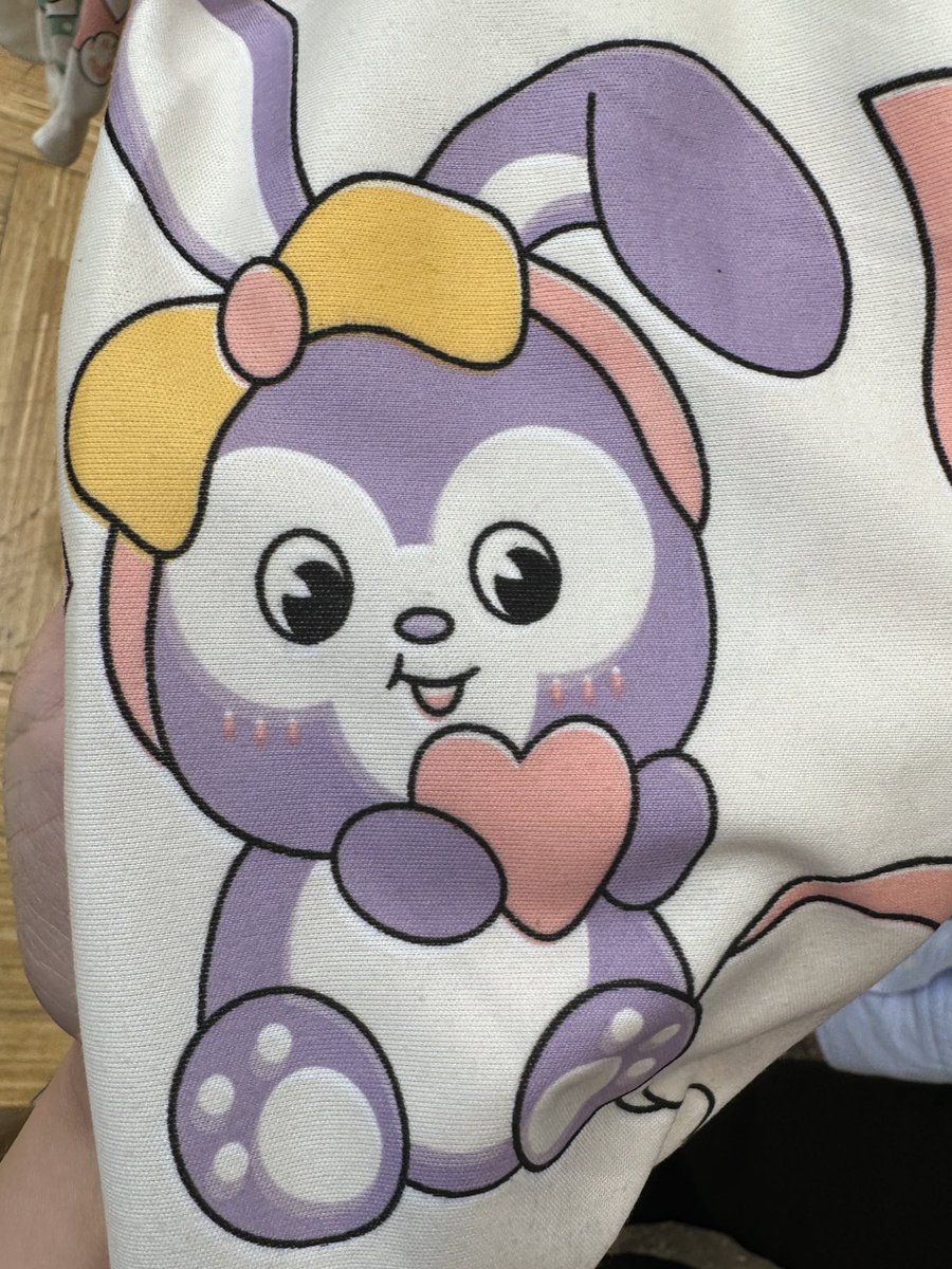 stella_nuuu's tweet photo. 明洞のショッピングストリートに売ってたパジャマ……これは一体……？
ほんでめっちゃくちゃ腹立つ顔してるな………？ https://t.co/FbFAaSkl8T
