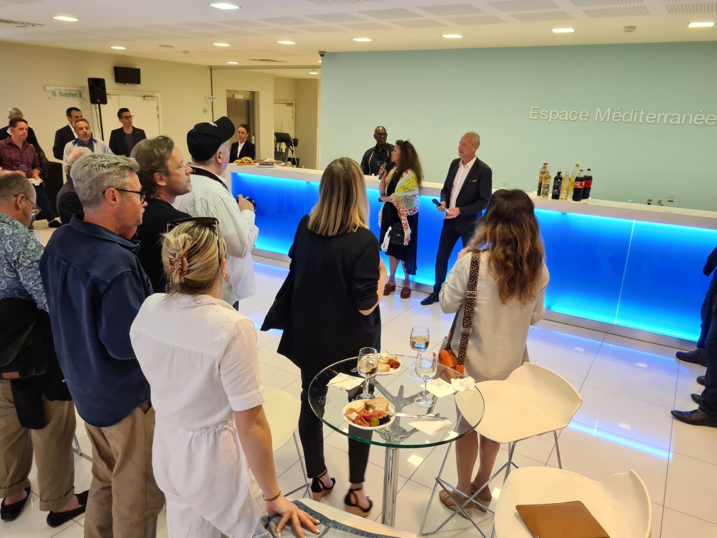 DavidSimplot's tweet photo. Hier soir, j'ai eu le plaisir d'accueillir au nom de @JeanLeonetti, maire d'@antibes_jlp, la présidente Christina Vaughan @imagegirl et les congressistes de @CEPIC_Official au palais des congrès #Antipolis pour 3 jours dédiés à l'industrie de l'image #AntibesJuanLesPins https://t.co/Pjdpkvauha