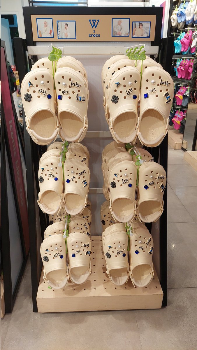 babyharu3's tweet photo. They will only release 34 pairs so go and grab na. Got'em in Trinoma π #WINNERxCrocsPH
#CrocsPH @crocsPH https://t.co/aVERKbWqXT