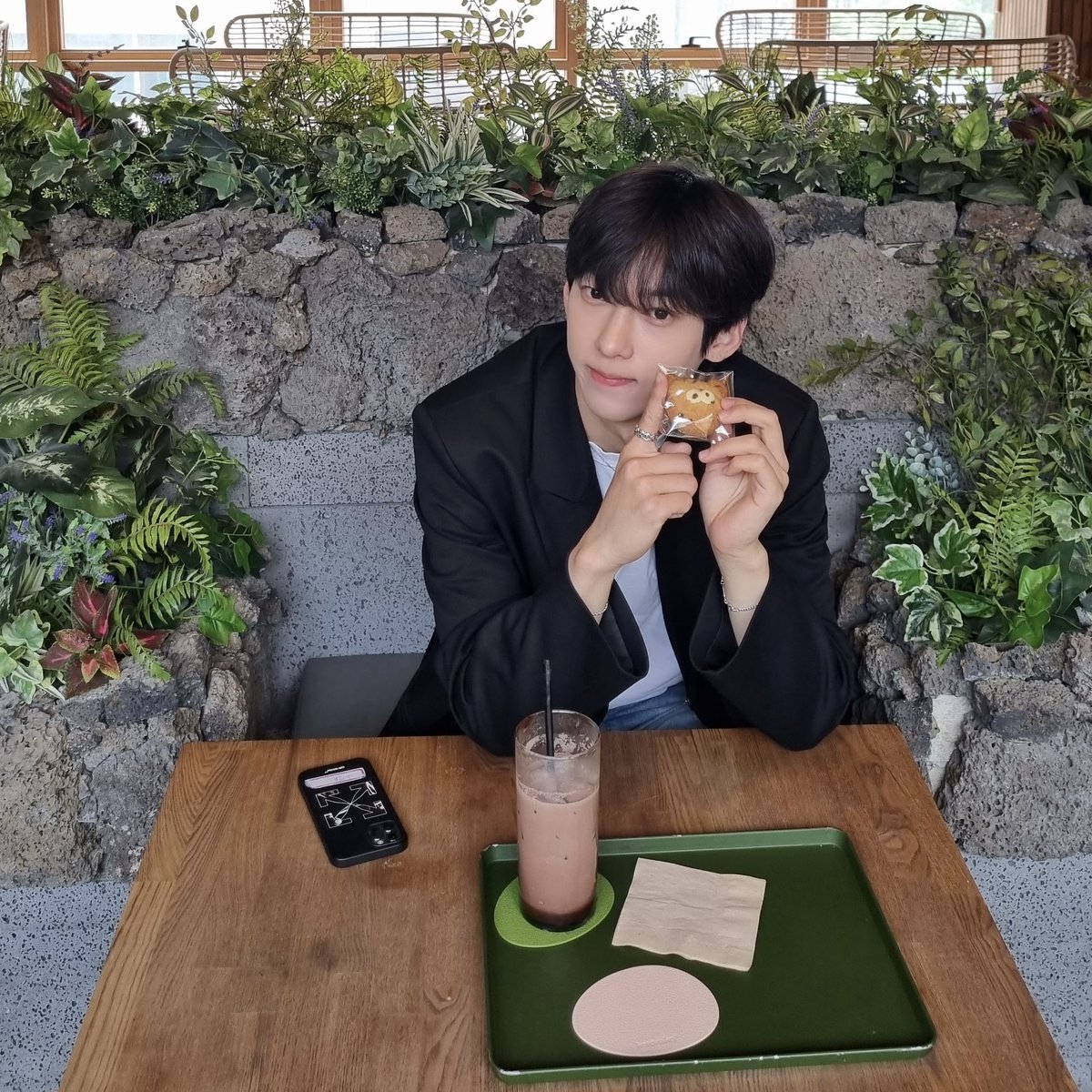 FNC_ENT's tweet photo. 두부단님들~ 다들 잘 지내시고 계시죠? 
저는 두부단님들이 보내주신 편지 읽으면서 하루하루를 즐겁게 보내고 있어요! 오늘은 카페에 와봤는데 카페에서 듣기 좋은 곡 하나 추천해드릴게요! 바로 Jeff Bernat-This time입니다! 
맞다 그리고 이 쿠키랑 저랑 닮았나요??🍪🍪

#나캠든 #NAKAMDEN #FNC https://t.co/C69eNGzyzt