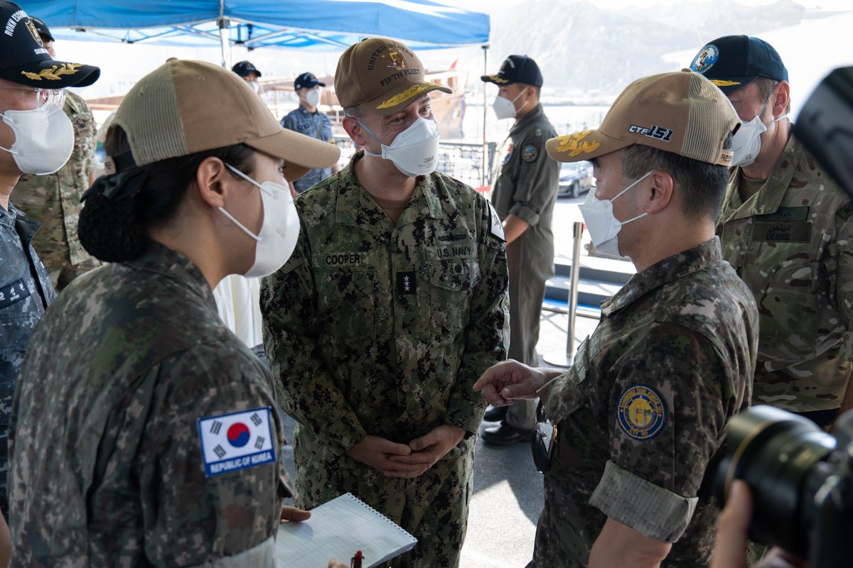 Vice Adm. Cooper visited 🇰🇷 destroyer ROKS Chungmugong Yi Sun-sin (DDH 975), May 9, while the ship was moored in Muscat, Oman. Leaders from 🇰🇷🇬🇧 &amp; 🇺🇸 met crewmembers aboard during a tour, demonstrating strong maritime bonds. All three nations are members of <a href="/CMF_Bahrain/">Combined Maritime Forces</a>.
