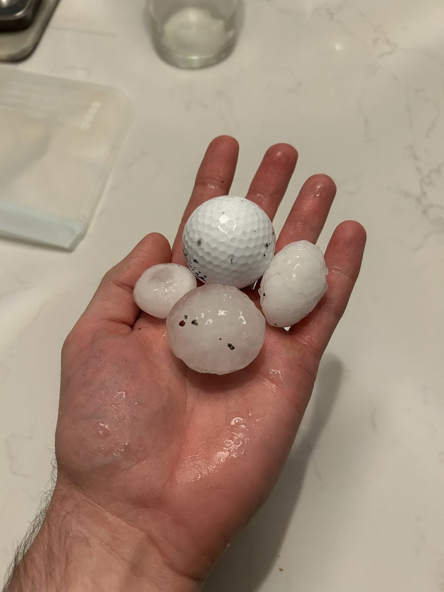MacMerritt's tweet photo. #erie #hail https://t.co/5JNfIU4Jsw