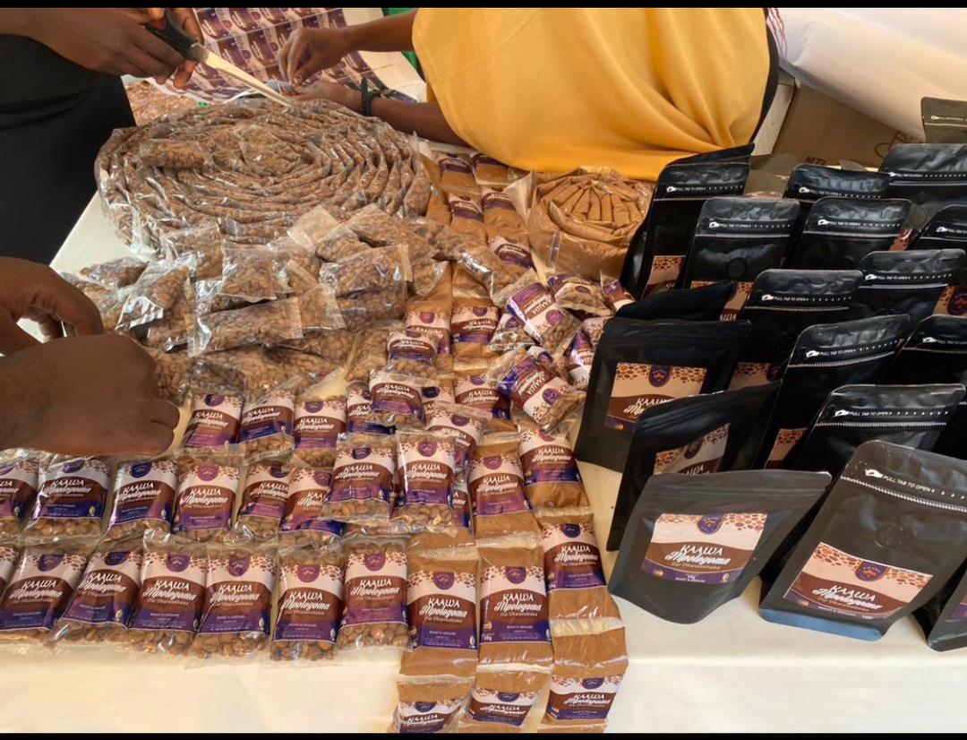 MwanyiTerimba's tweet image. KAAWA MPOLOGOMA. 

Quantities include; 1Kg, 500gm, 250gm, 100gm, 50gm, 40gm, 20gm both in coffee beans and coffee packs.

Find this at Muganzirwazza-Katwe at our offices, different supermarkets and all shops.

For contact and delivery, please contact +256756491408, +256700389412