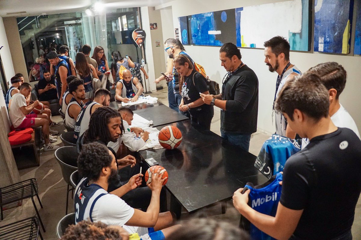 AstrosJalisco's tweet photo. Después de la victoria, todos los aficionados #AstroBlacks convivieron con el equipo, se tomaron fotografías y recibieron autógrafos ✍️
¿Qué esperas para adquirir tu pase anual #AstroBlack? 🤩
#CampeonesDesdeJalisco ☄️ https://t.co/yX9ZlizqB8