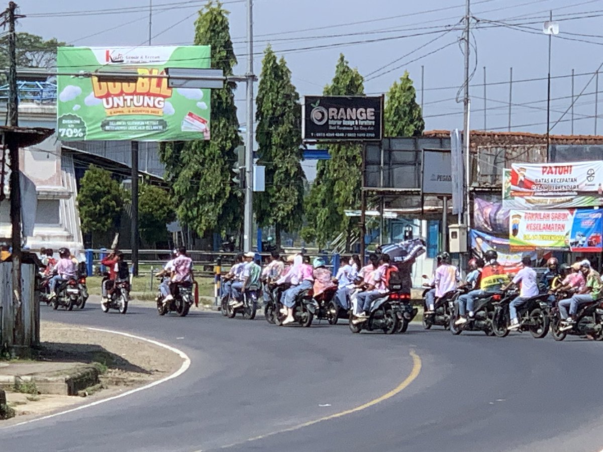 _MasHarr's tweet photo. pecicilannya jangan berlebihan Dek, abis ini kalo mau kuliah itu butuh duit yang ga dikit terus kalo mau kerja juga ga gampang https://t.co/Aufv4NIZAQ