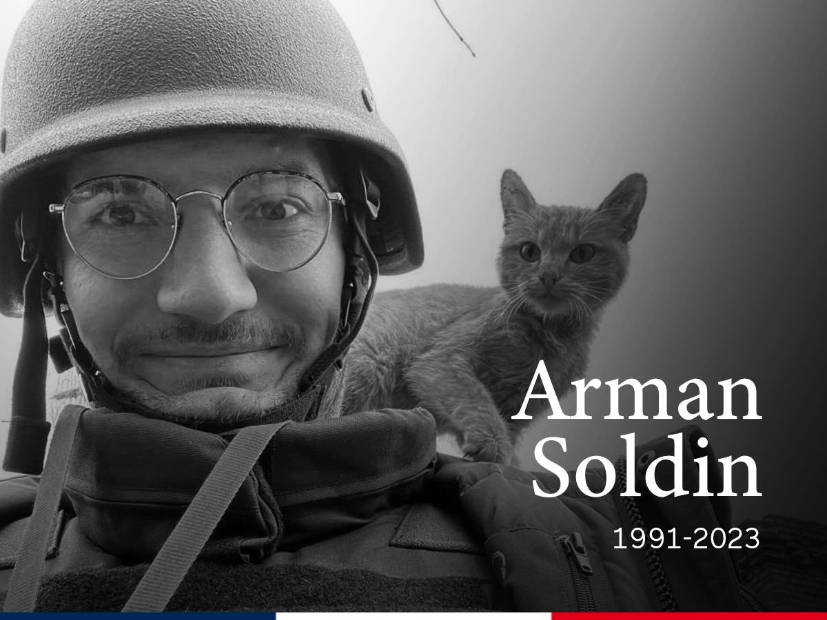 Il s'appelait #ArmanSoldin, il avait 32 ans, il était journaliste à l'#AgenceFrancePresse, et il est mort, tué par une roquette, alors qu'il exerçait avec courage son métier de nous informer à #Bakhmout
