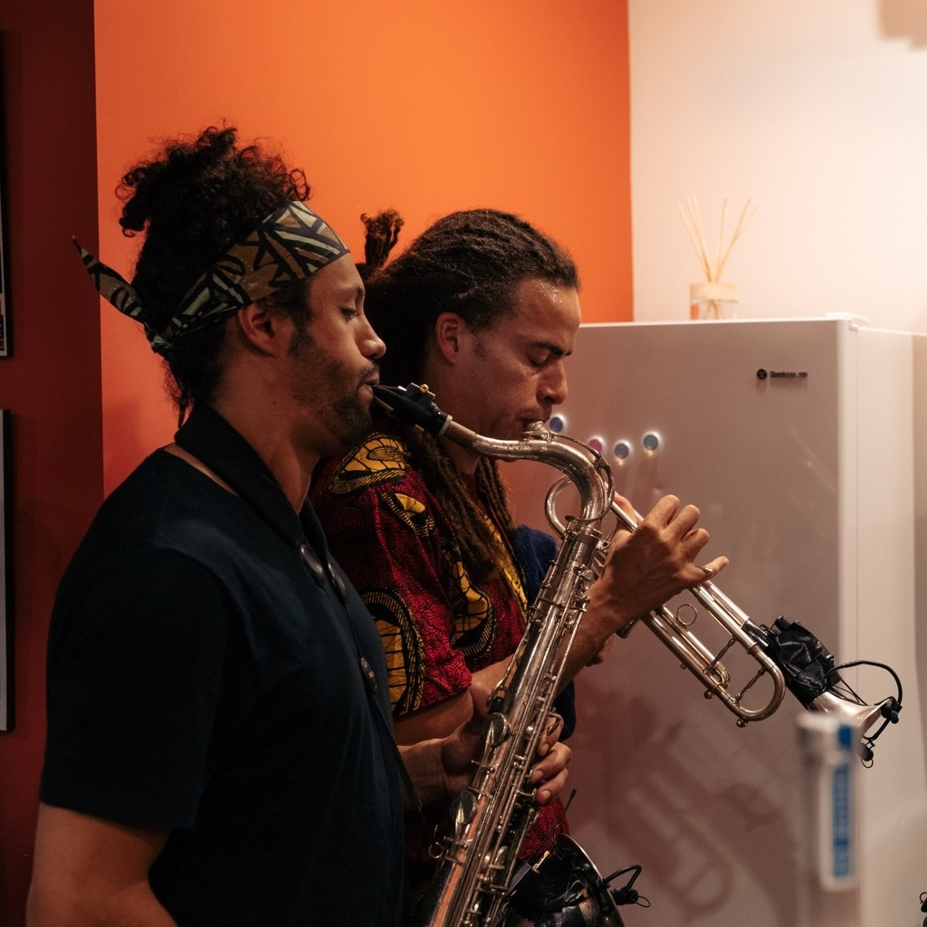 TrueVibenation's tweet photo. You cant bring that heat without warming up first! @moodymakesmusic and @kluebeats getting in the zone 💯🔥 📸 @madisonbyrnephoto https://t.co/tULzeWIqfZ https://t.co/kq1iOhboO6