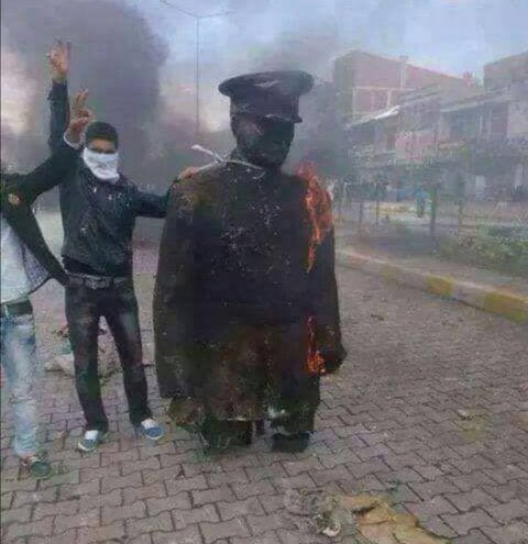 misvakcaps's tweet photo. Kılıçdaroğlu, çıkaracağız dediği Selahattin Demirtaş’ın kışkırtmasıyla başlayan 6-8 Ekim olaylarında PKK'lılar ilk önce Atatürk heykellerini ateşe vermişti.

Chp’liler katiline mi aşık? https://t.co/ggd3KXb6EH