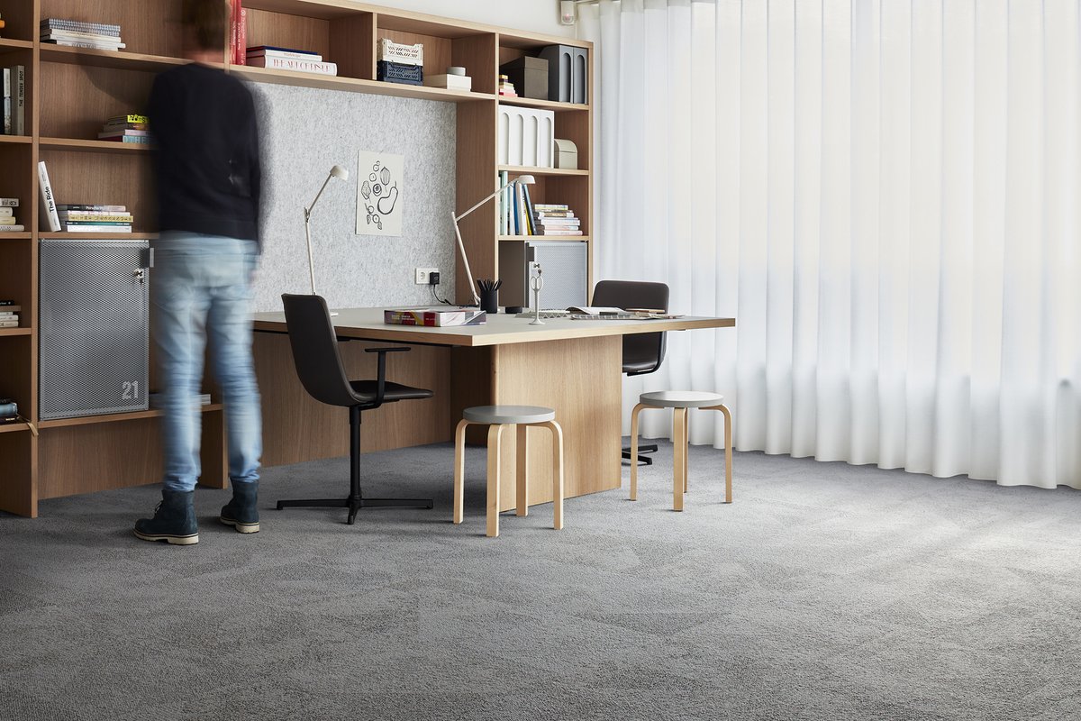📐📗 Inspirée de l’aspect des rues pavées, la collection Paver est riche de nouvelles nuances naturelles comme un vert fougère ou un vert olive dense. Avec une texture unique, la collection connecte intérieur et extérieur avec harmonie. #bureaux #workplace
interf.ac/3VOTnC2